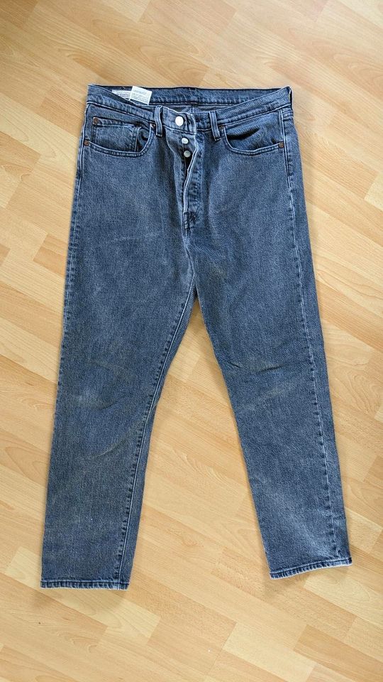 Levi's 501 Jeans grau W31 L28 Top Knopfleiste in Enger