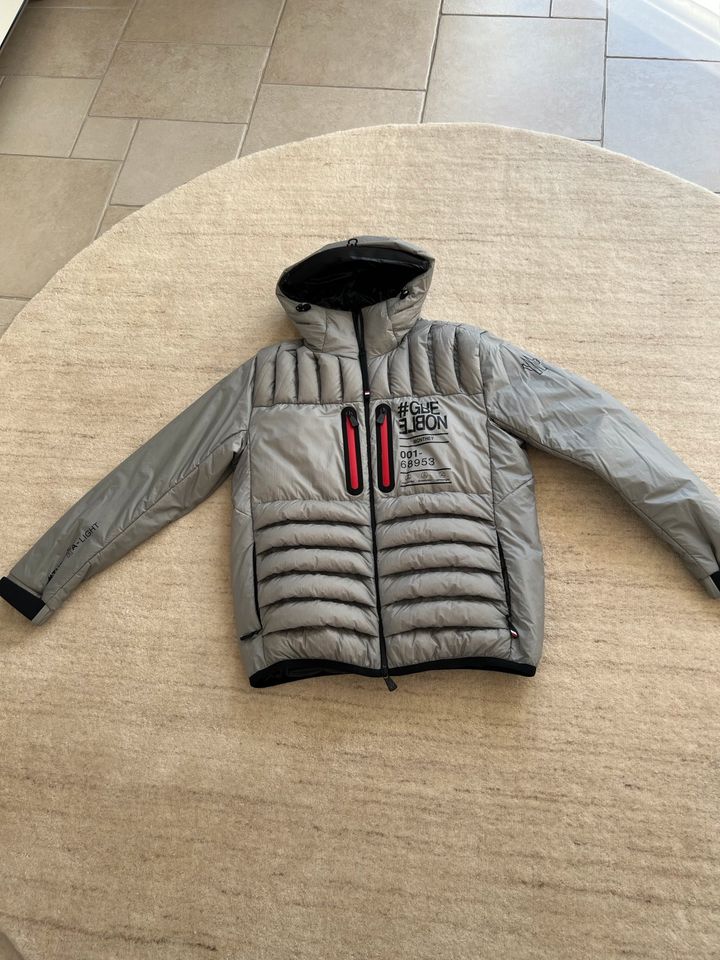 Moncler grau L/XL  top Zustand in Hamburg