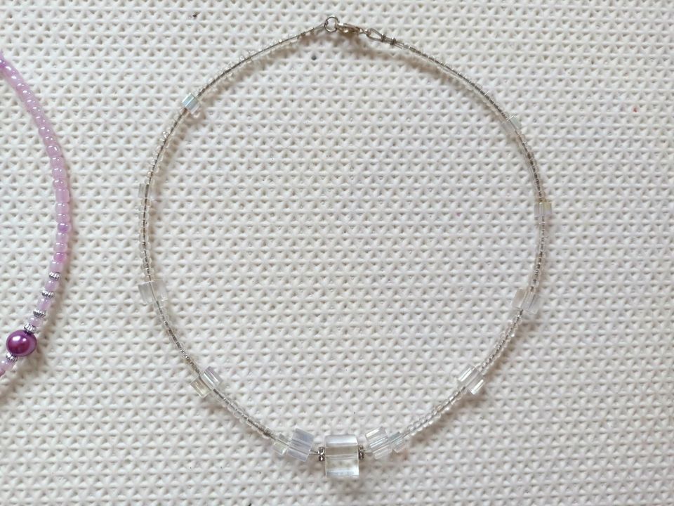 Halsketten mit Glasperlen in Wertheim