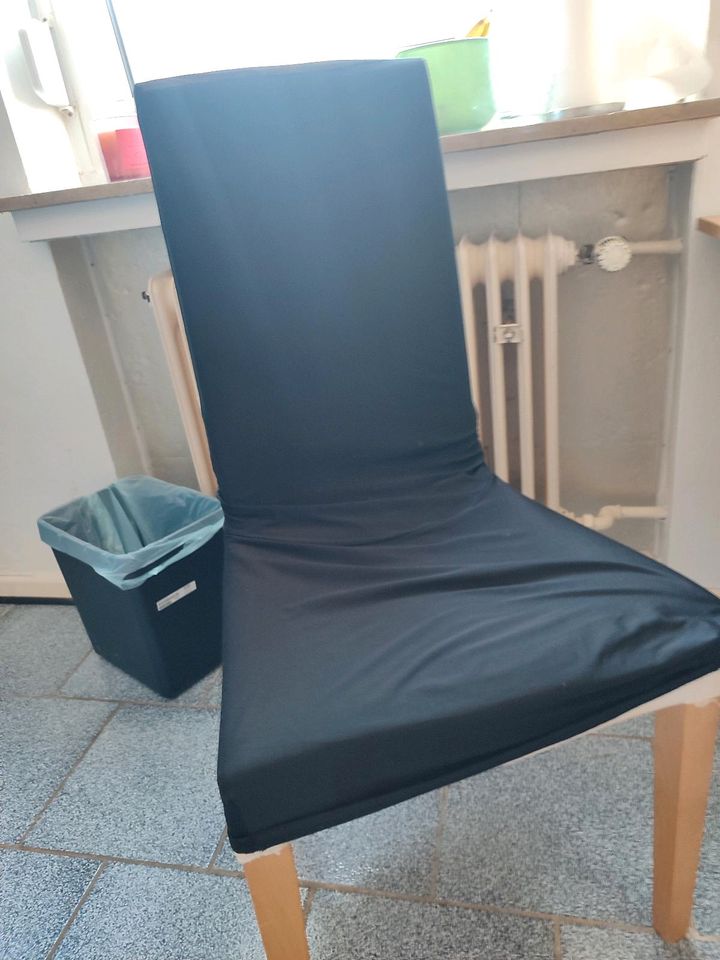 Tisch und zwei Stühle in Bremen