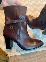 Stiefelette Burgunderrot Riemen 9cm Absatz Niedersachsen - Wedemark Vorschau