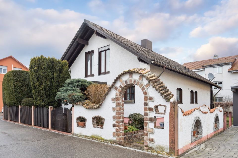 Einzigartiges Haus zentral in Weil: 2 Garagen, separate Wohnung, Ausbaureserve! in Weil am Rhein