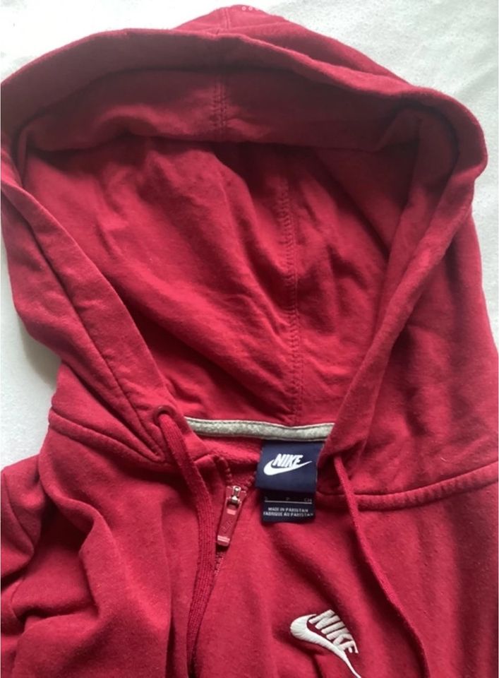 Rote Nike Jacke in Parchim