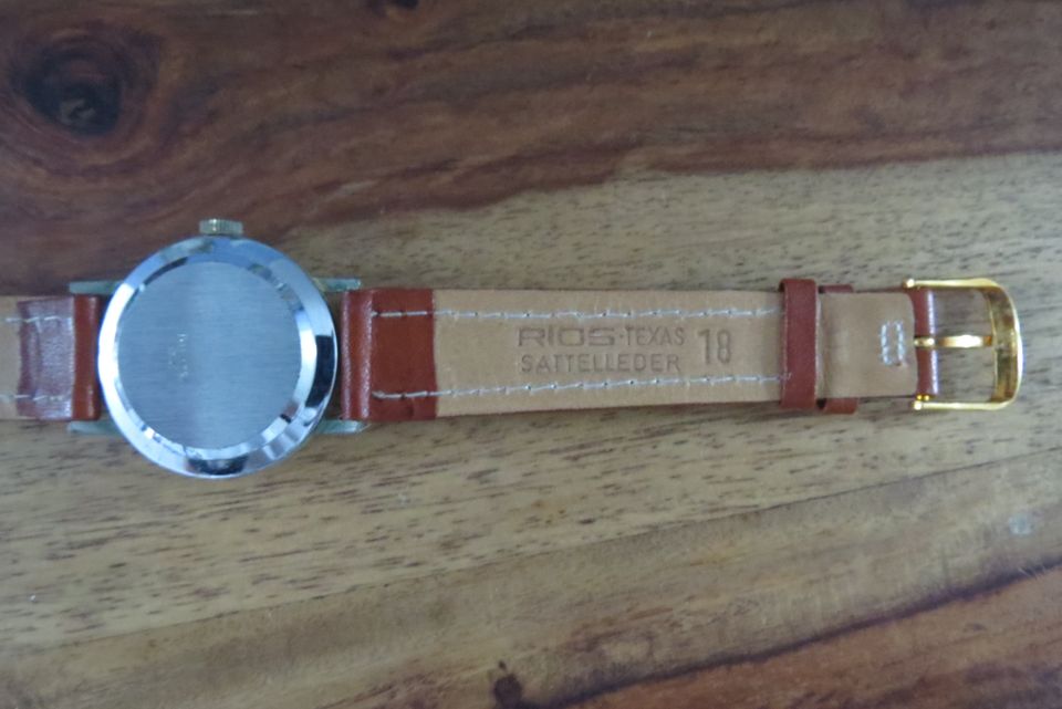 Armband Uhr mit neuem Lederarmbband zum Aufziehen Schweiz in Rodgau