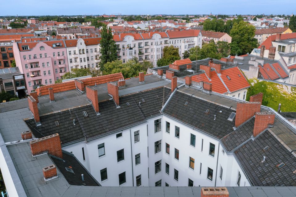 Schöne, bezugsfreie Altbauwohnung mit 1 Zimmer, Balkon & großer Essküche in Berlin