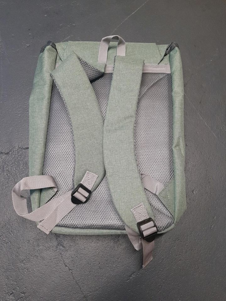 Großer Grüner Stoff Rucksack Schlicht Praktisch Reise Accessoire in Wolfsburg