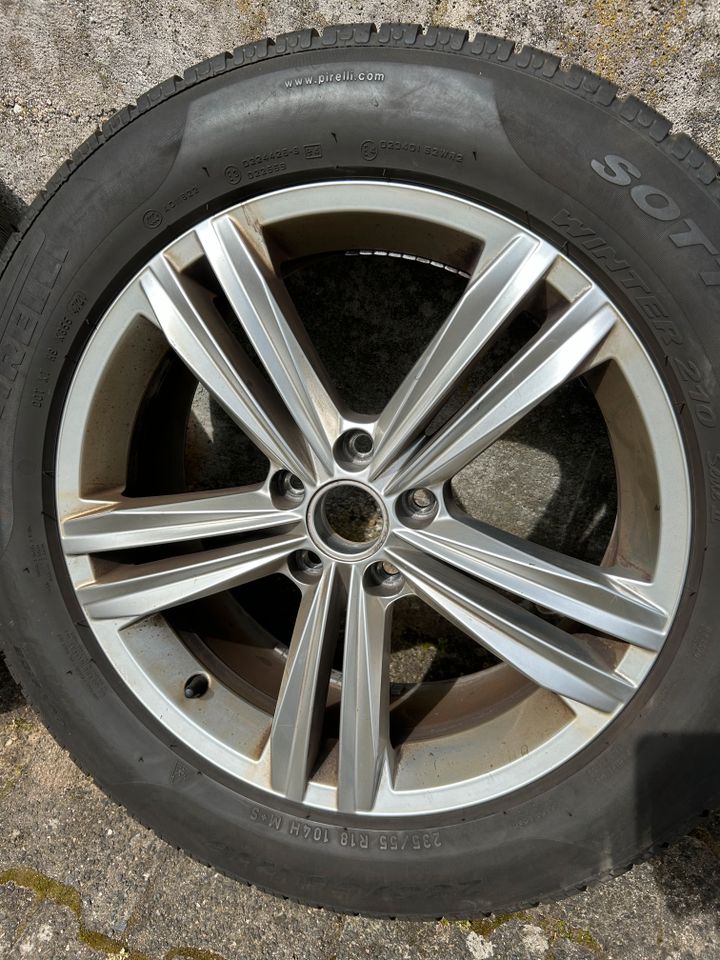 VW Tiguan Alufelge Sebring 18 Zoll 235 55 18 Winterreifen Pirelli in Wiesbaden