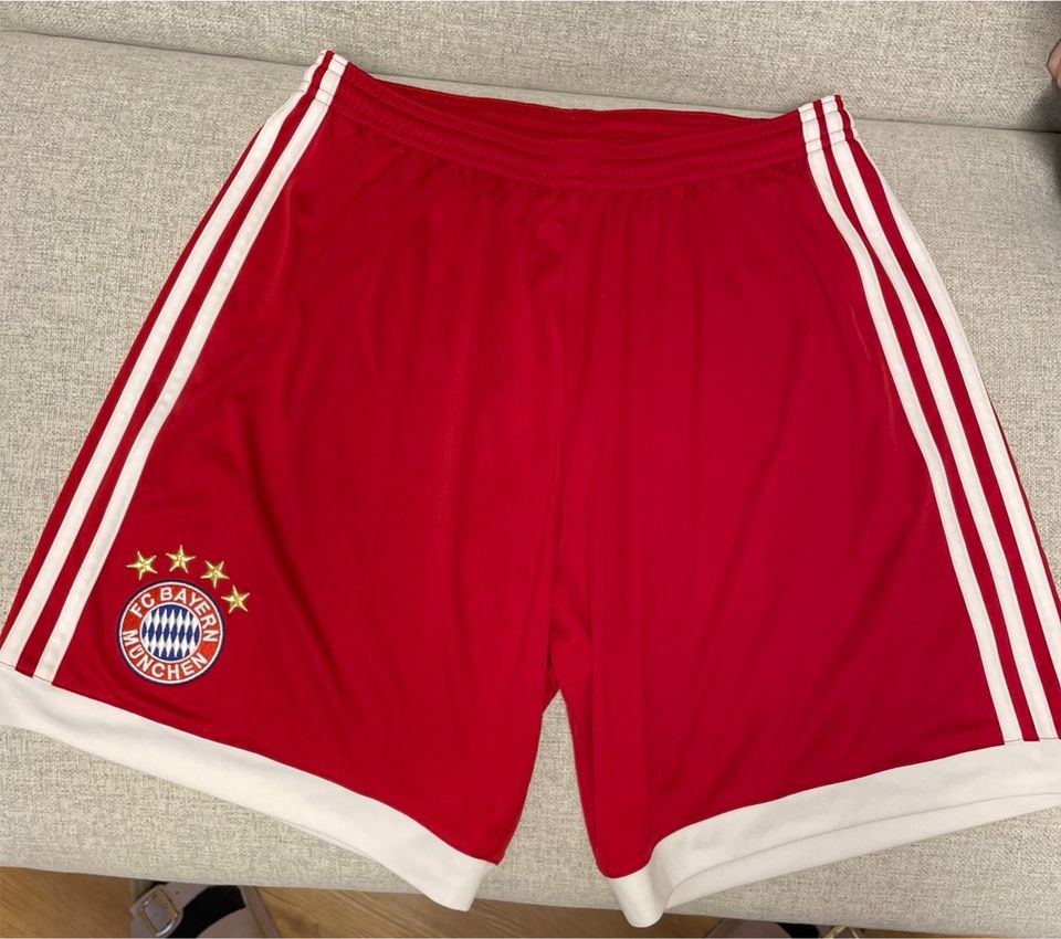 Sporthose kurz NEU ADIDAS FcBayern in Wernberg-Köblitz