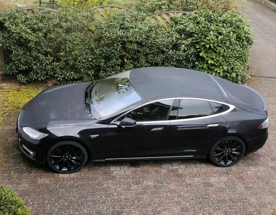 Tesla Model S 90D Free Charging Autopilot 1 in Hamburg