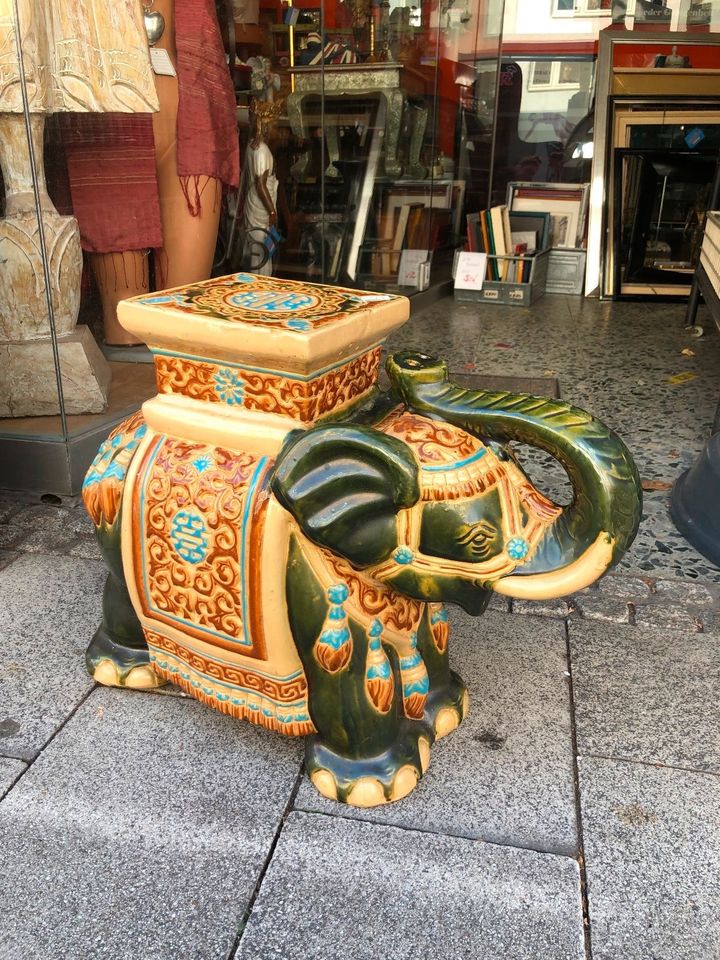 Retro Blumenhocker - Elefant in Köln