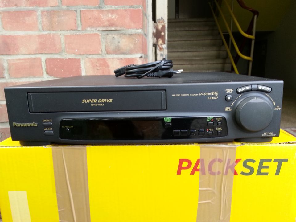 Leicht defekter VHS-Videorecorder Panasonic NV-SD30 in Berlin