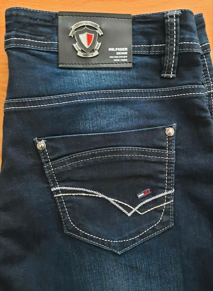 Neuwertig Tommy Hilfiger Herren Jeans Gr. 34 gekürz Blau in Celle