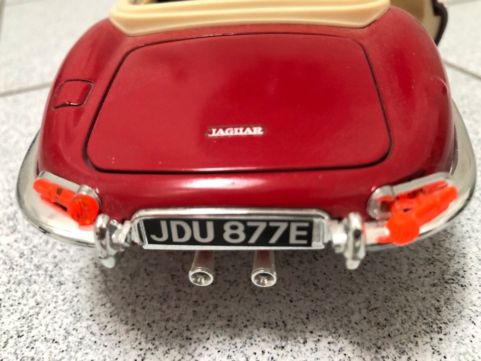 Burago Jaguar "E" (1961) #3016 #3018 Scala 1/18 in Berlin