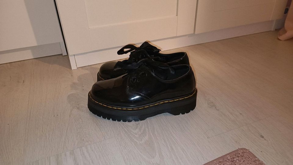 Dr. Martens Plateau Halbschuhe Größe 40 in Weinstadt