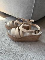 Sandalen, Platteu Sandalen, beige Köln - Kalk Vorschau