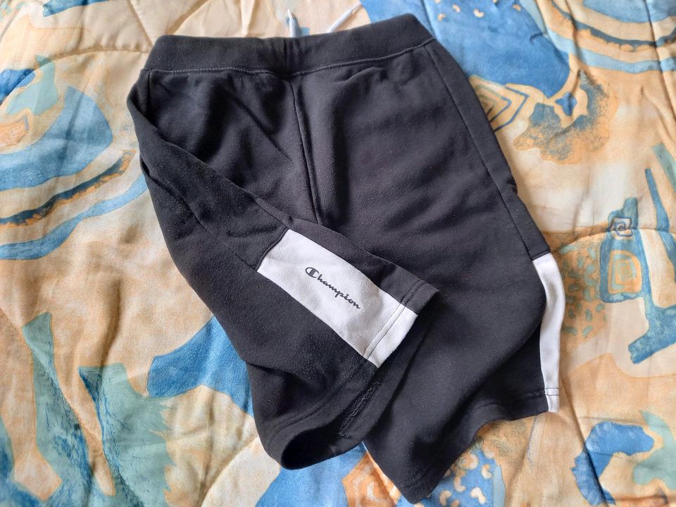 Kurze Hose *Champion* Größe 138/142 in Zeithain