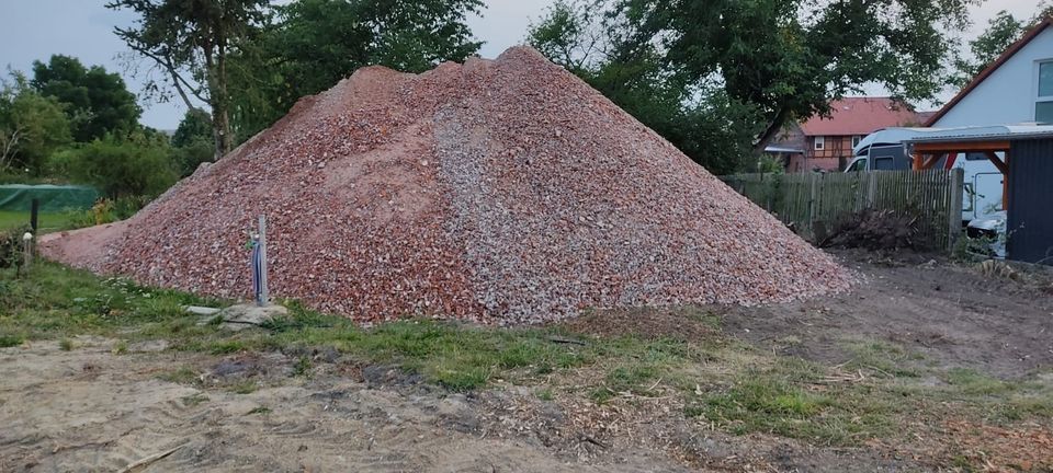 Mobiler Backenbrecher Brecher Schredder mieten Ziegel Beton uvm. in Möser