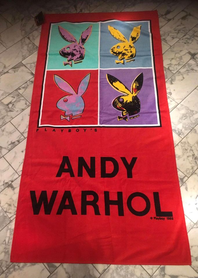 Ein Vintage Handtuch, Playboy mit Andy Warhol Schrift in Berlin