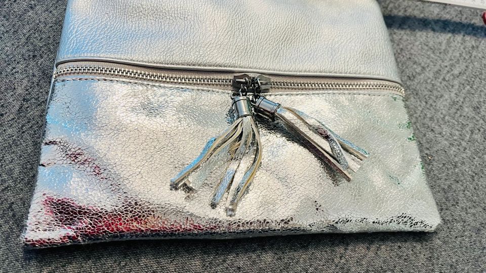 Schultertasche Silber sehr modern. in Gelsenkirchen