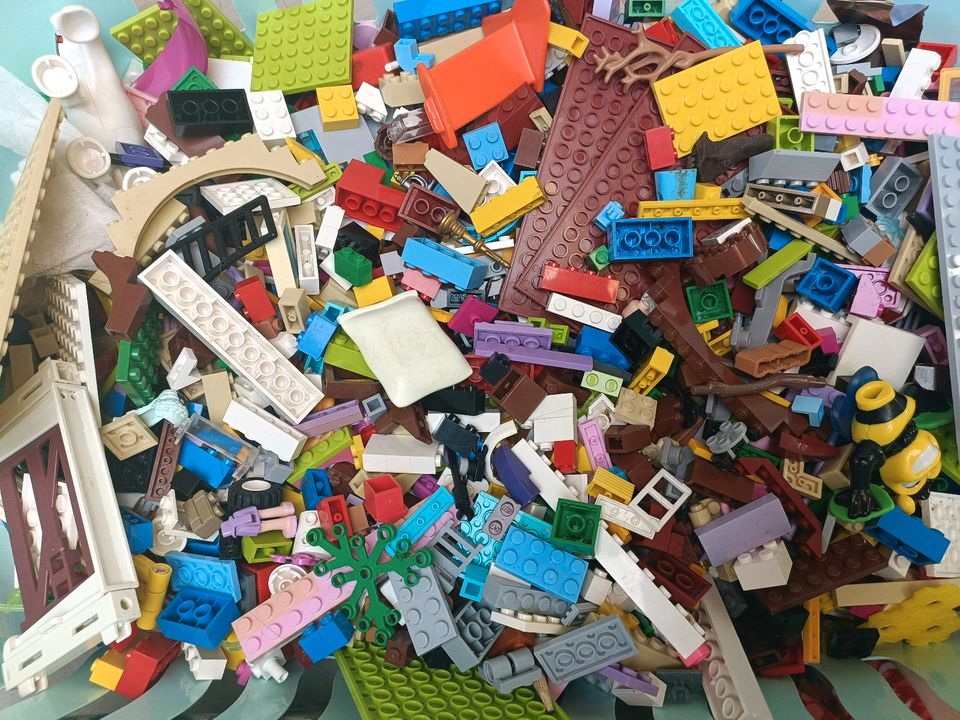 Große Tasche mit Lego in Uhingen