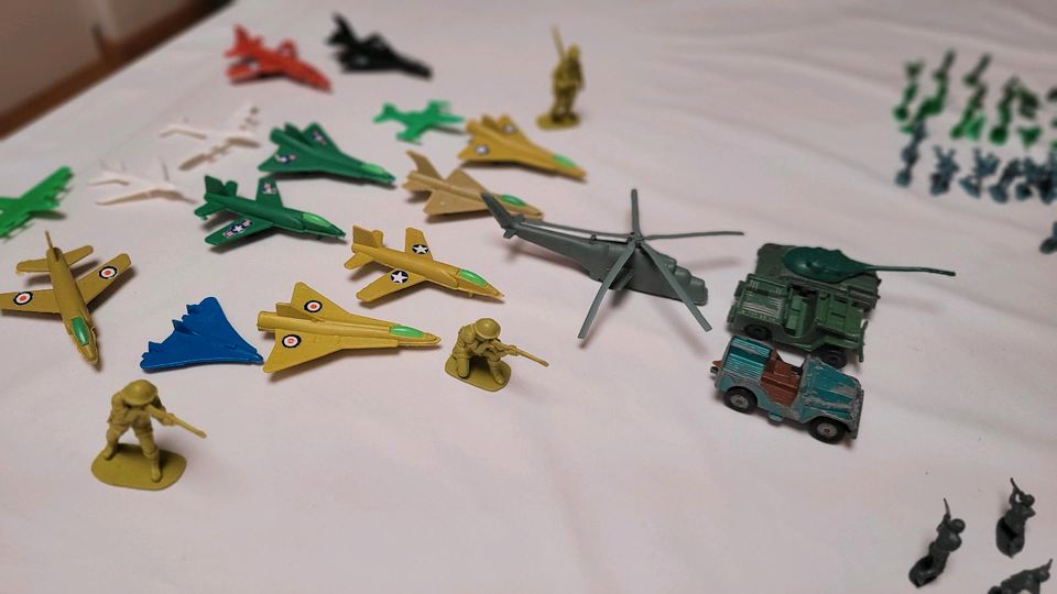 Spielfiguren und Flugzeuge in Ostfildern