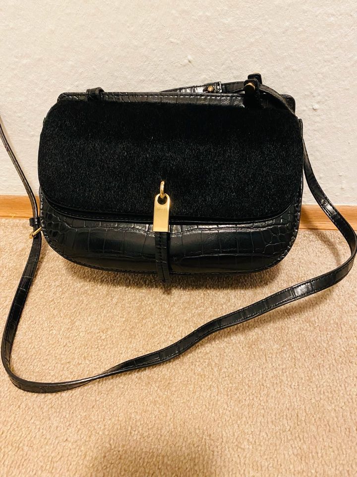 Zara kleine Damen Handtasche, schwarz, aus Kunstleder in Hamburg