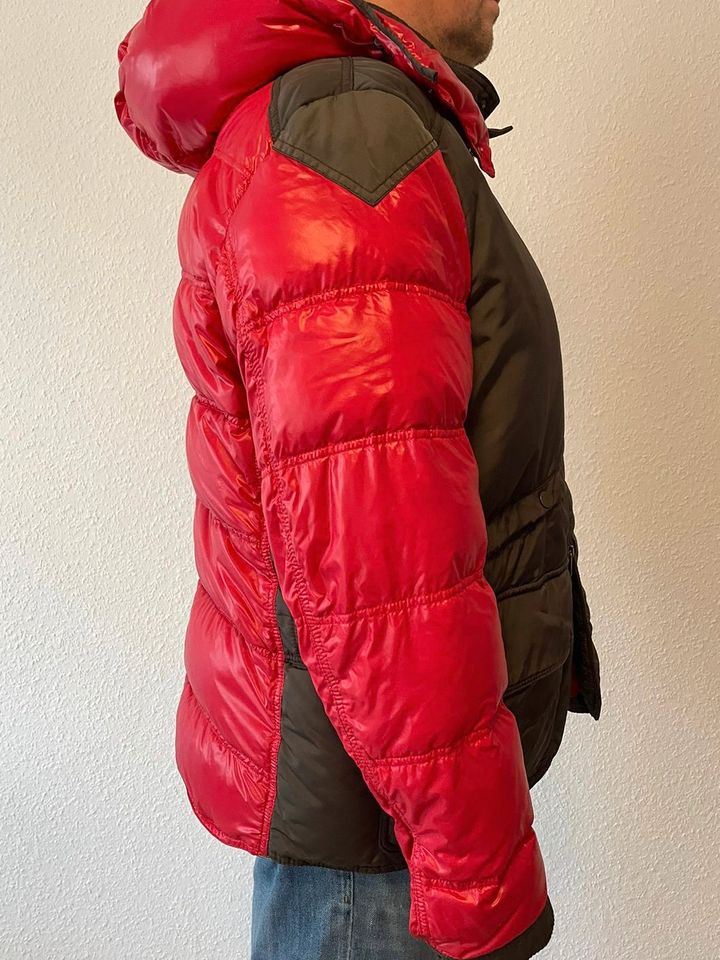 Rote Moncler Daunenjacke in Bochum