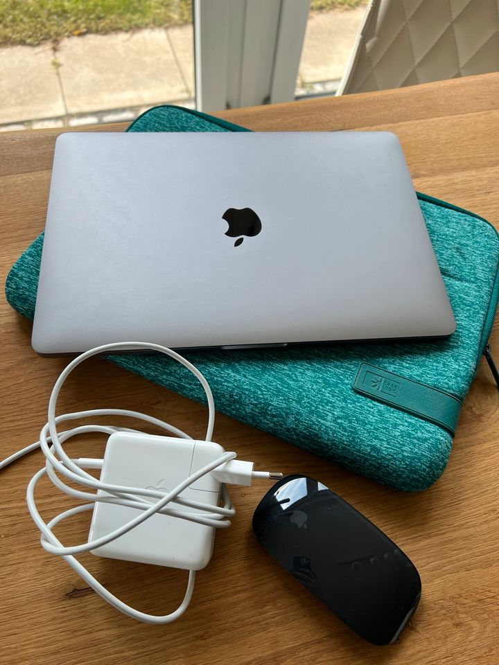 Apple MacBook Pro 2020 13 Zoll +Magic Mouse 2 in Troisdorf