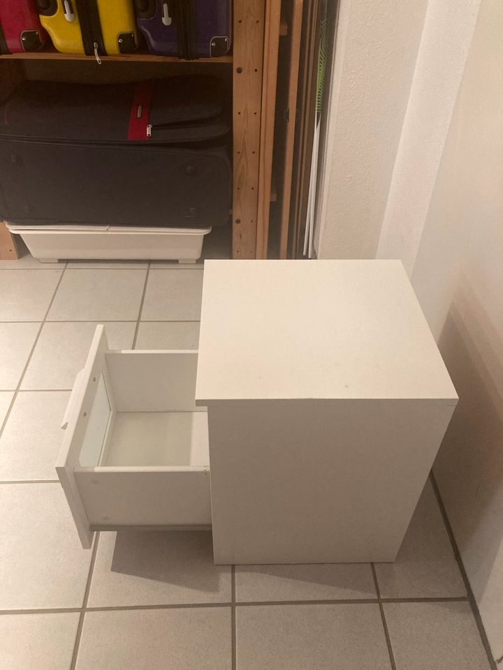 Ikea Nachttisch mit großer Schublade in Wartenberg