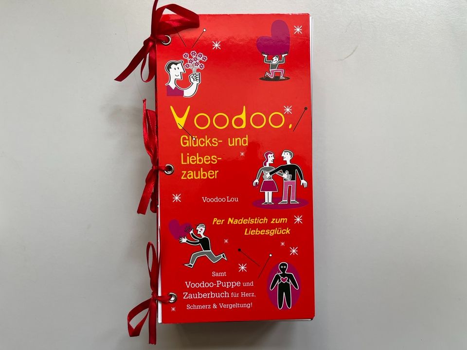 Voodoo Puppe und Buch OVP - Gag-Geschenk - Glücks- & Liebeszauber in Weibhausen