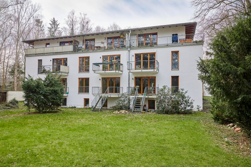 3 Zimmer, Wannenbad, Balkon & Einbauküche: Vermietete Eigentumswohnung im grünen Buch in Berlin
