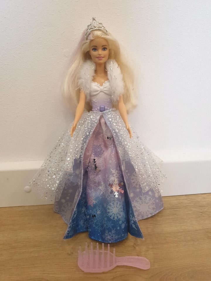 Schneebarbie Barbie in Klappholz