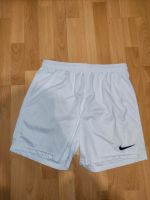 Nike Dri-Fit Sporthose, Fußball Hose, kurze Hose in weiß Frankfurt am Main - Dornbusch Vorschau
