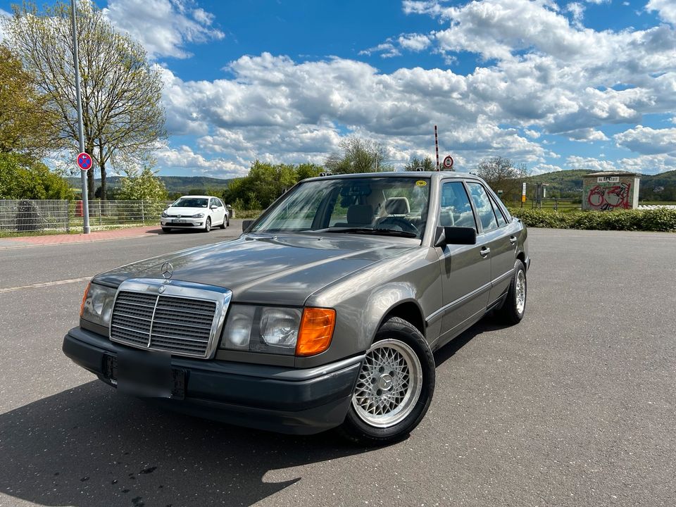 Mercedes-Benz mercedes 230E W124 in Langenselbold