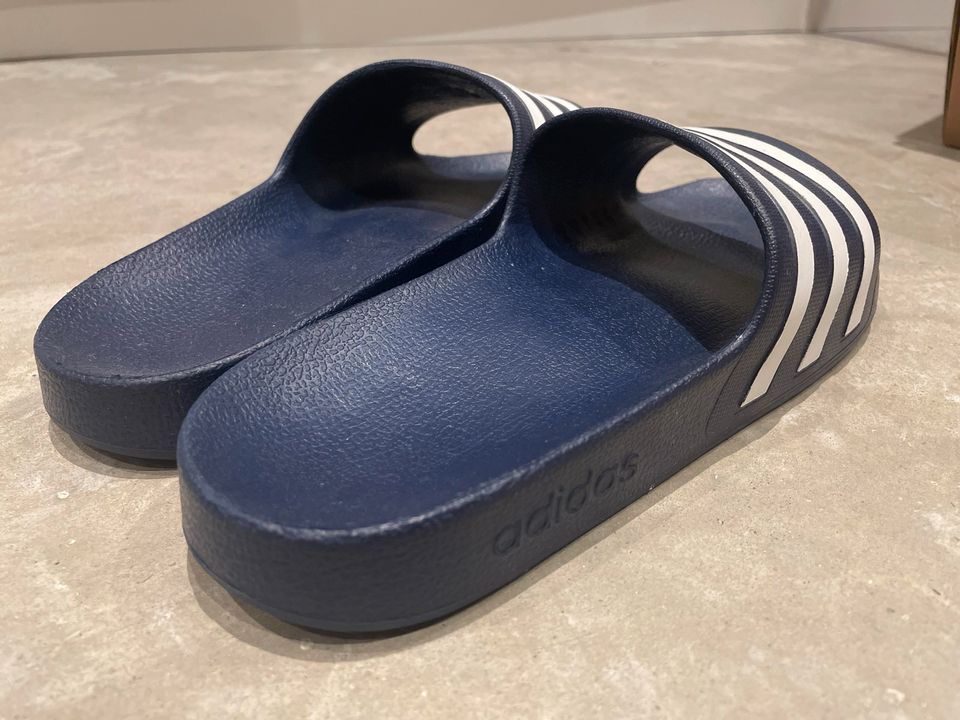 Adidas Adiletten 42 neu blau weiß Schlappen in Kirchseeon