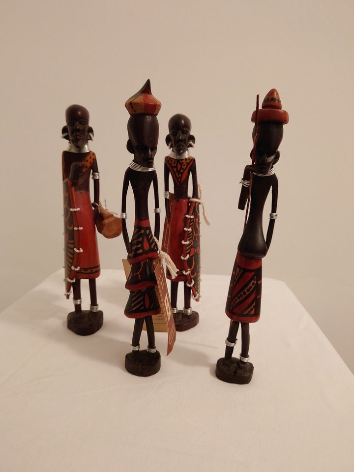 Afrikanische Figuren - handgearbeitet - stylish couple & shielder in Emmendingen