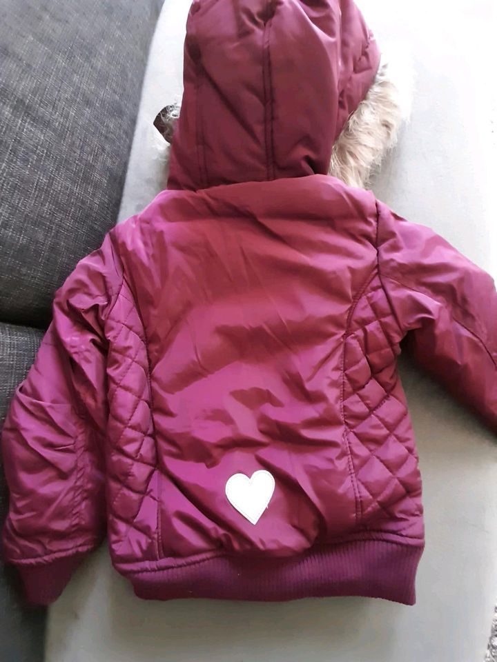 Lila Winterjacke mit Schmetterling in Coswig