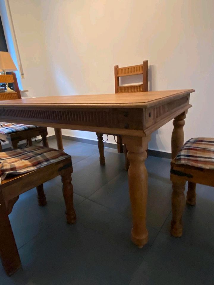 Holzset- Tisch; Stühle; Kommode; Spiegel in Saarbrücken