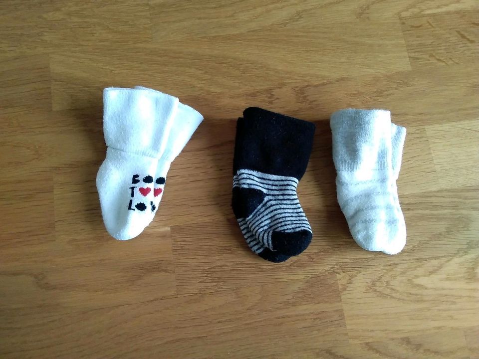 Frotte Socken für Neugeborene,  Schwarz/ Weiß/ grau, von C&A in Eberhardzell