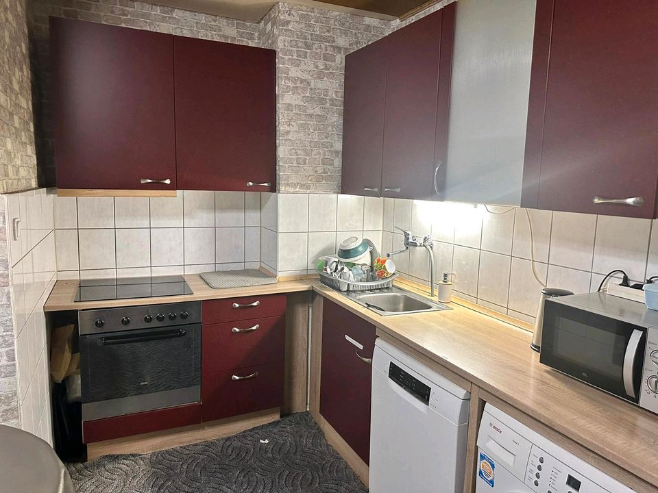 Komplette Küche mit zusätzlichen Geräten in Oberhausen