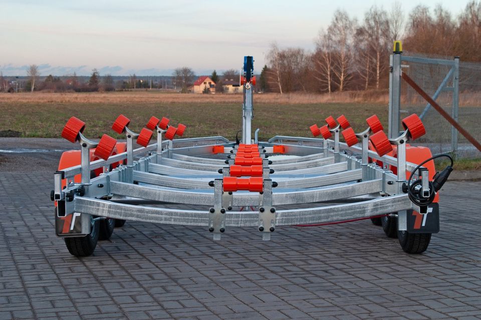 3500 Kg Bootstrailer / TRIDEM 3 Achser / bis ca 9 m Boote in Lübben