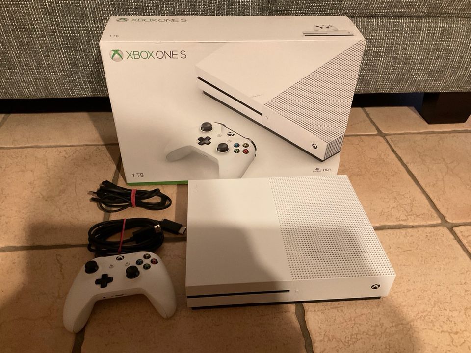 X Box One S 1TB + 1 Controller in Neuengörs