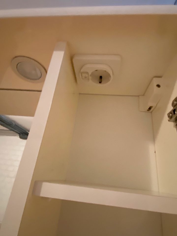 Badspiegelschrank mit Beleuchtung und Steckdose in Ibbenbüren