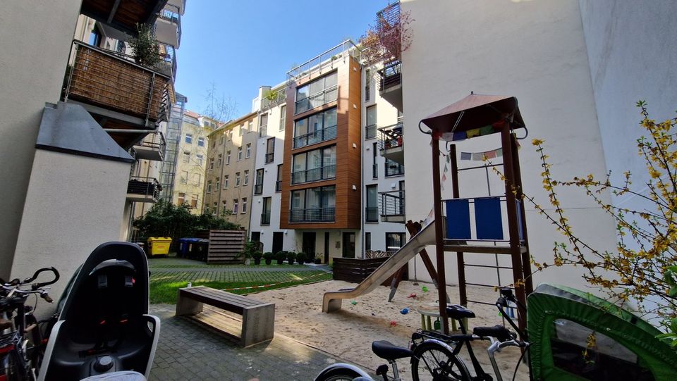 Sonnige, helle DG-MAISONETTE Wohnung mit zwei Terrassen, Einbauküche und Lift in Berlin