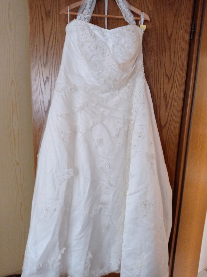 Hochzeitskleid mit Unterrock und Schleier Größe 46/48 in iyvori in Reutlingen