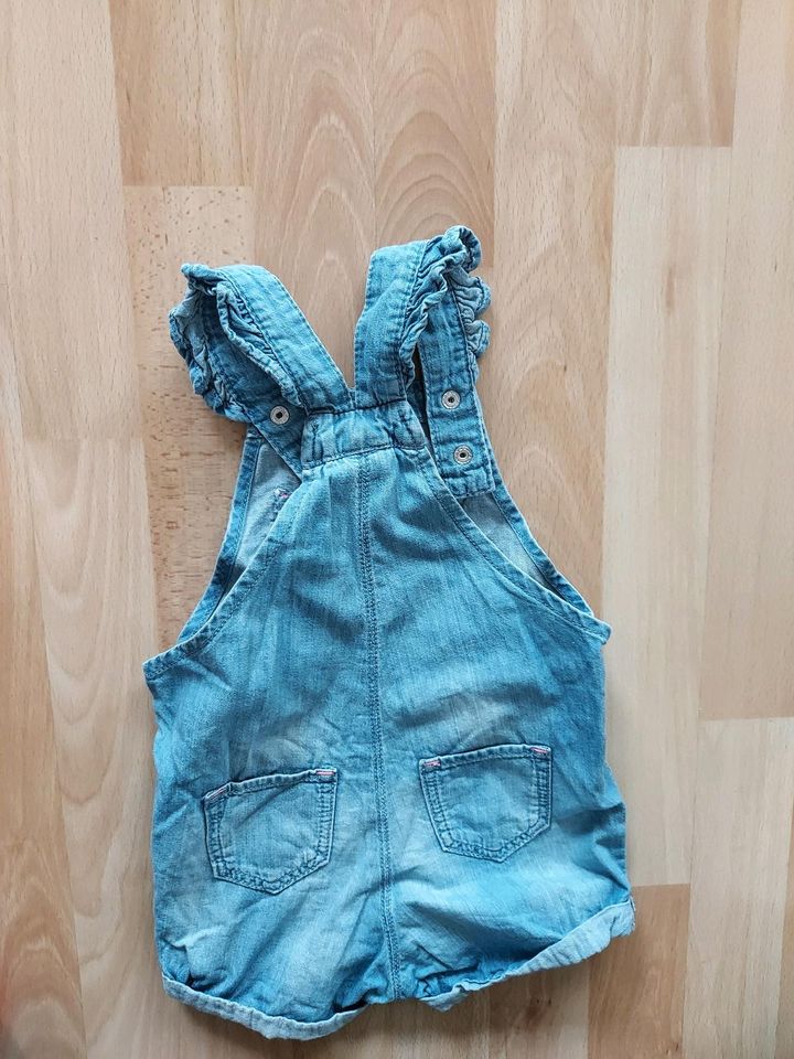 Süße kurze Latzhose aus Jeans von h&m, 80, mit Herz in Leverkusen