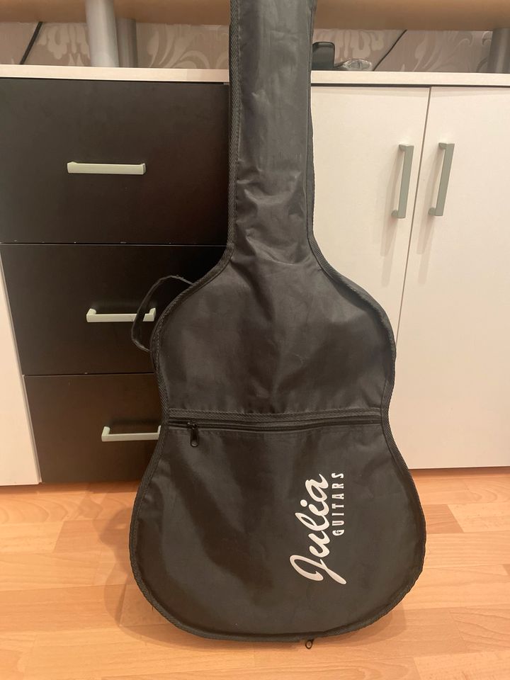 Gitarre mit Tasche in Hamburg