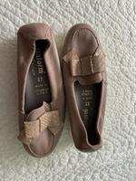 Vitaform, Slipper aus beige Hirschleder mit Zierschleife, 37 Berlin - Zehlendorf Vorschau