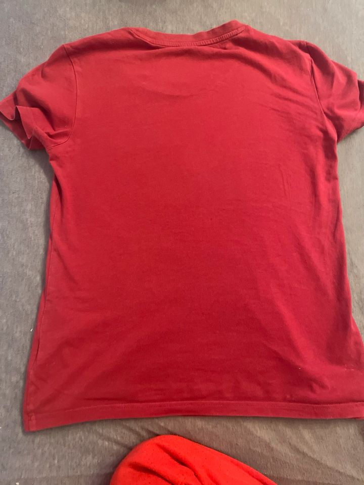 Rotes T-Shirt in Sinsheim