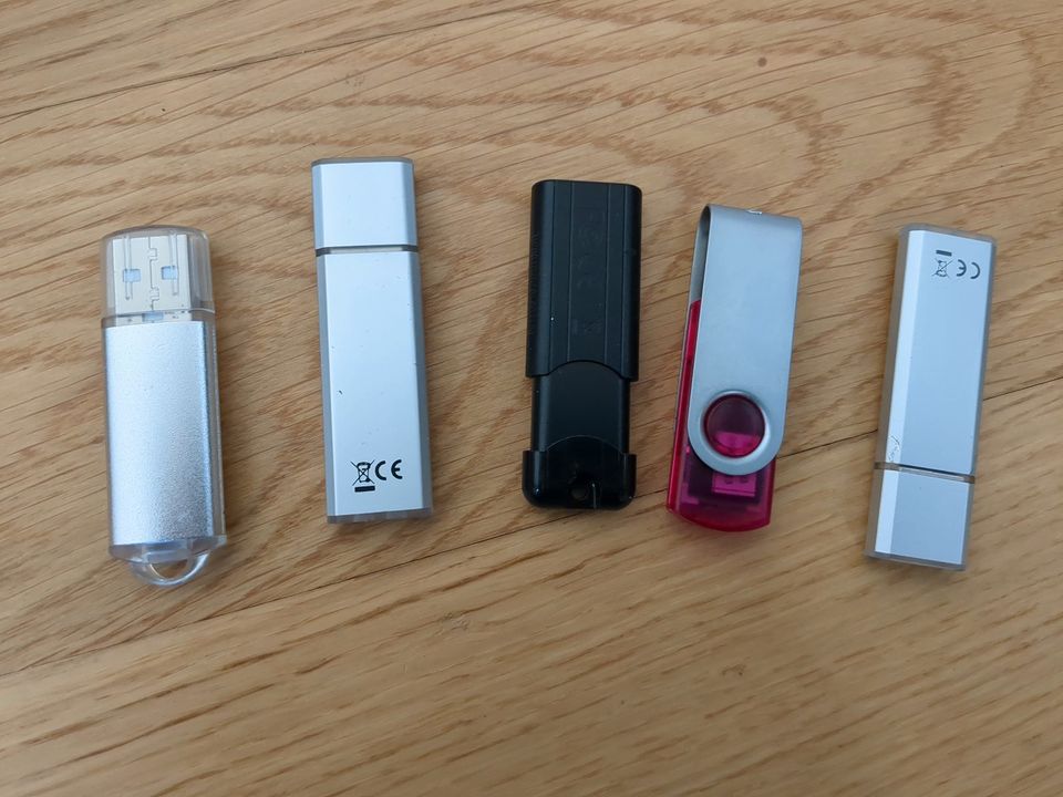 USB Sticks: 128GB, 32GB, 32GB, 8GB, 512MB in Weimar